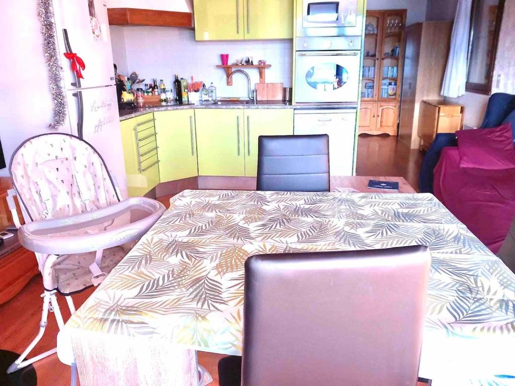 Cuisine ou kitchenette dans l'établissement Superbe T3 esprit chalet avec vue panoramique