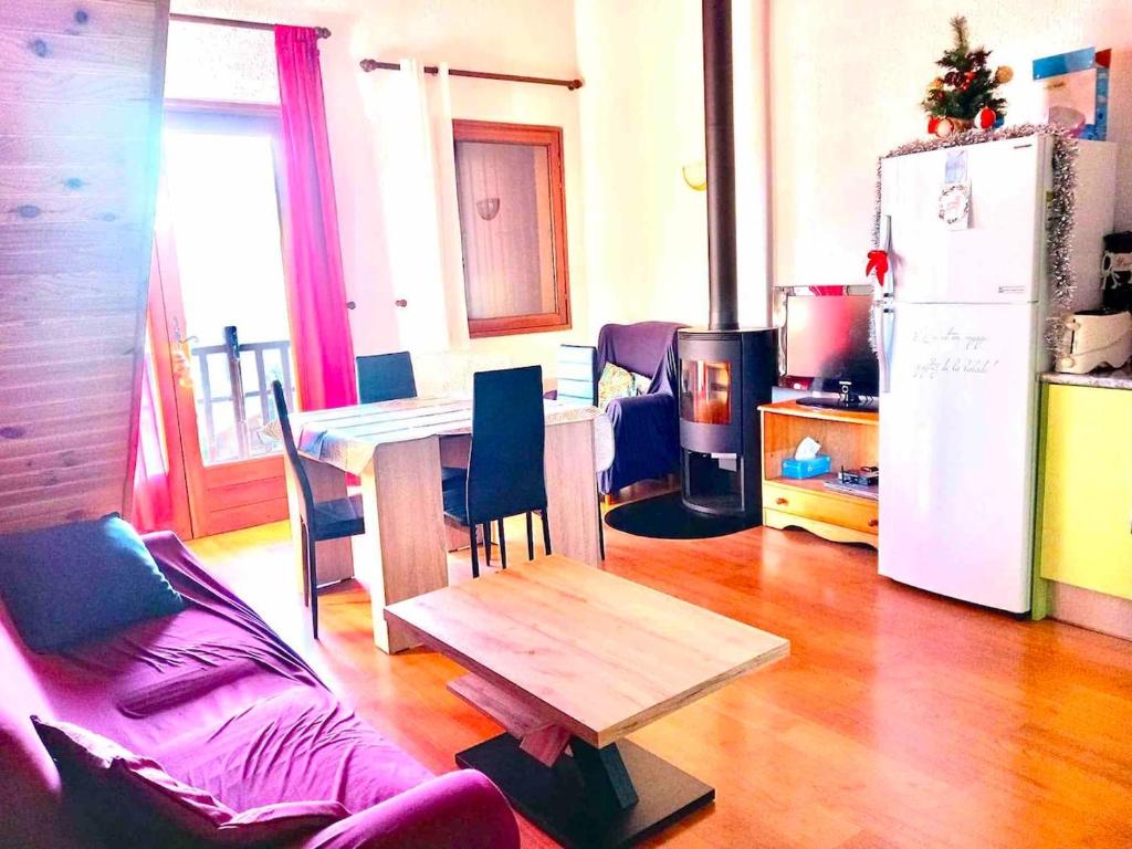 Cuisine ou kitchenette dans l'établissement Superbe T3 esprit chalet avec vue panoramique