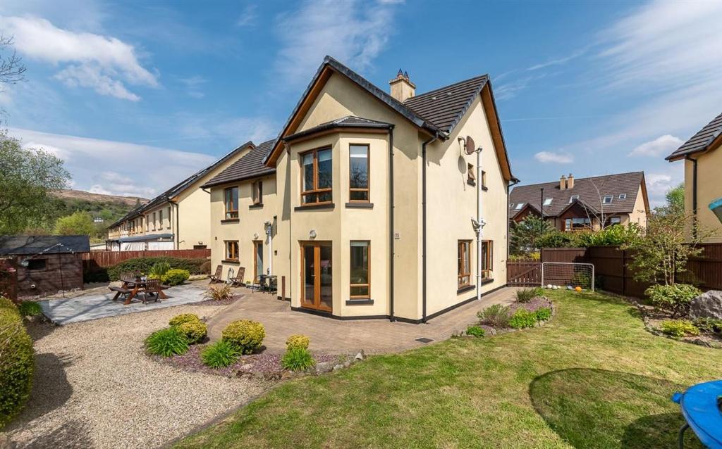 uma grande casa com um pátio e um quintal em Kenmare HH em Kenmare