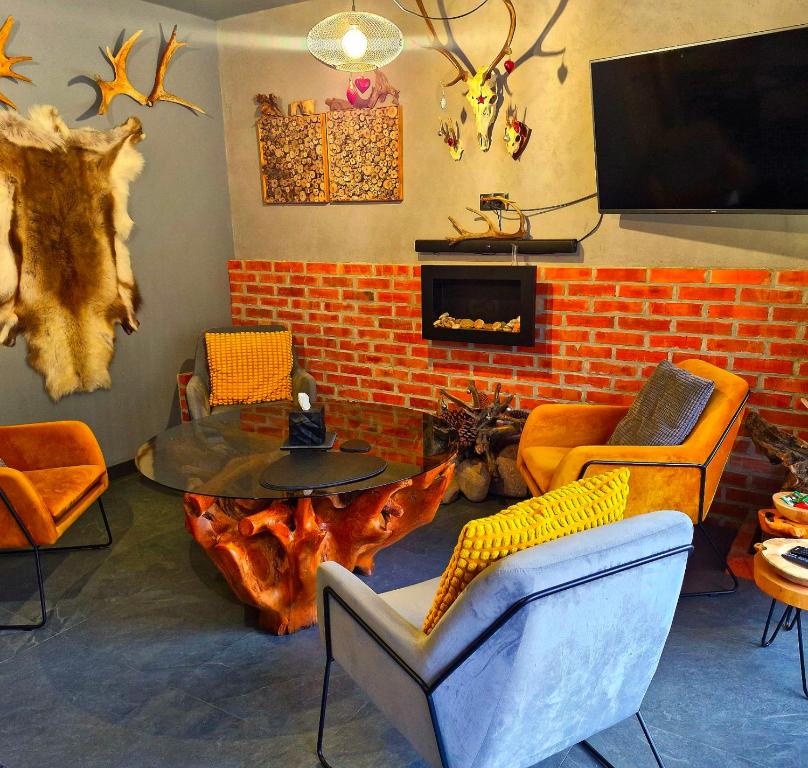 Televízia a/alebo spoločenská miestnosť v ubytovaní Apartament SPOKOLOKO Mysliwski