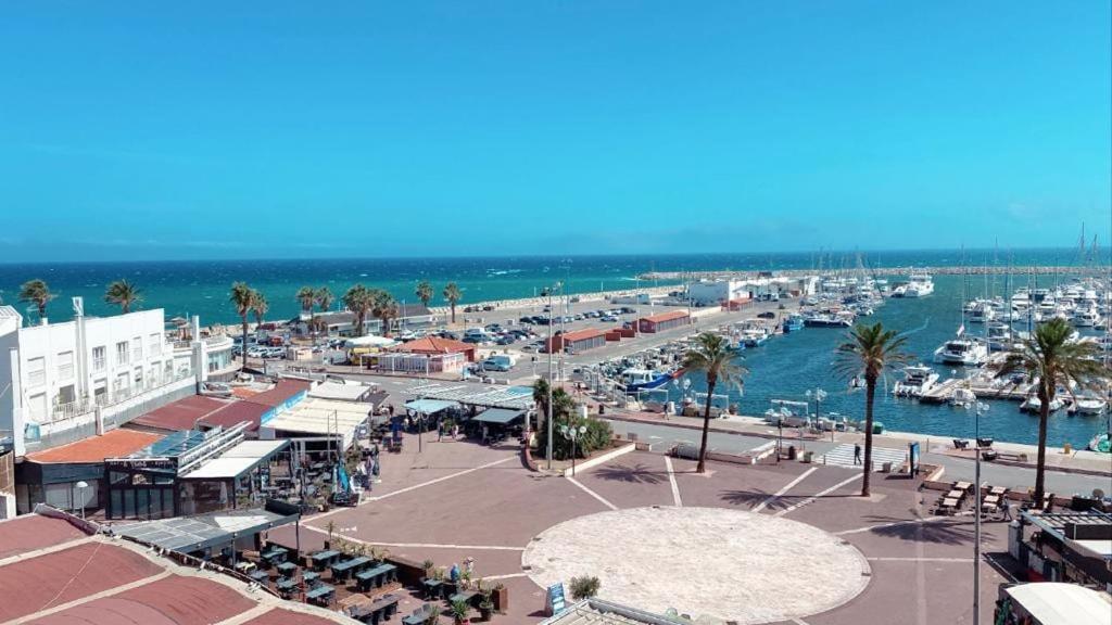 un port de plaisance avec un tas de bateaux dans l'eau dans l'établissement Appartement à Saint-Cyprien Plage, à Saint Cyprien Plage
