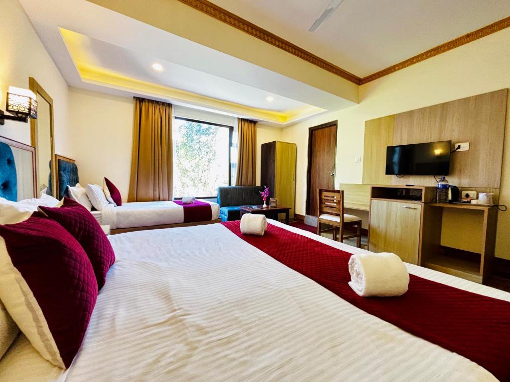 Postel nebo postele na pokoji v ubytování Kunden Fortune Resort Gangtok Near MG Marg
