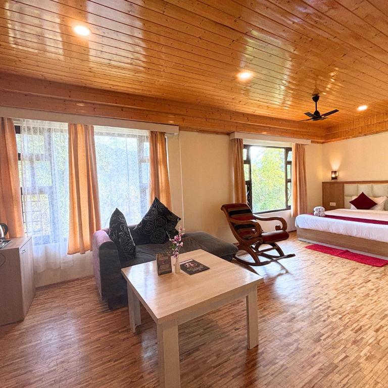 Postel nebo postele na pokoji v ubytování Kunden Fortune Resort Gangtok Near MG Marg
