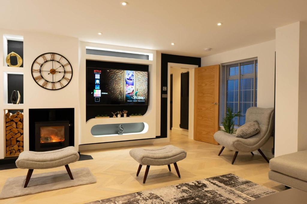 un salon avec une cheminée et une télévision dans l'établissement Newly renovated house, à Canterbury