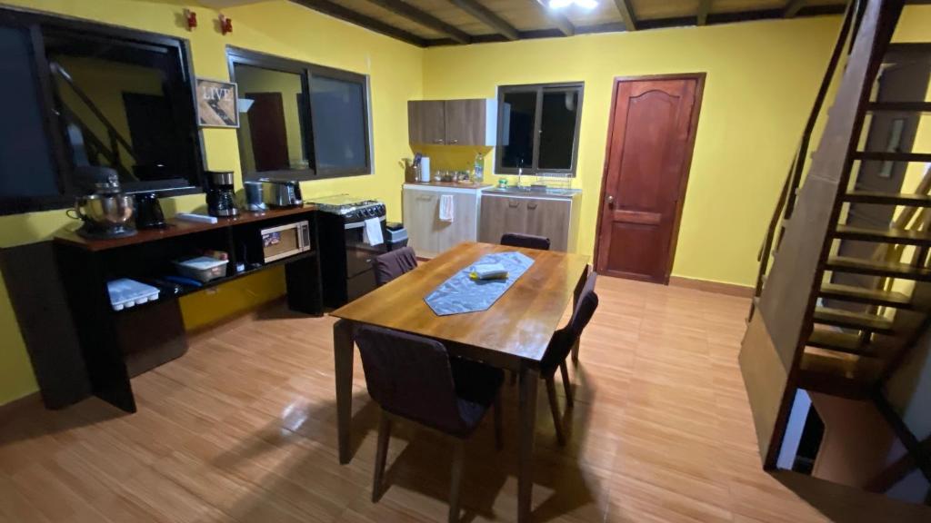 Una cocina o zona de cocina en La Casona entre el Bosque