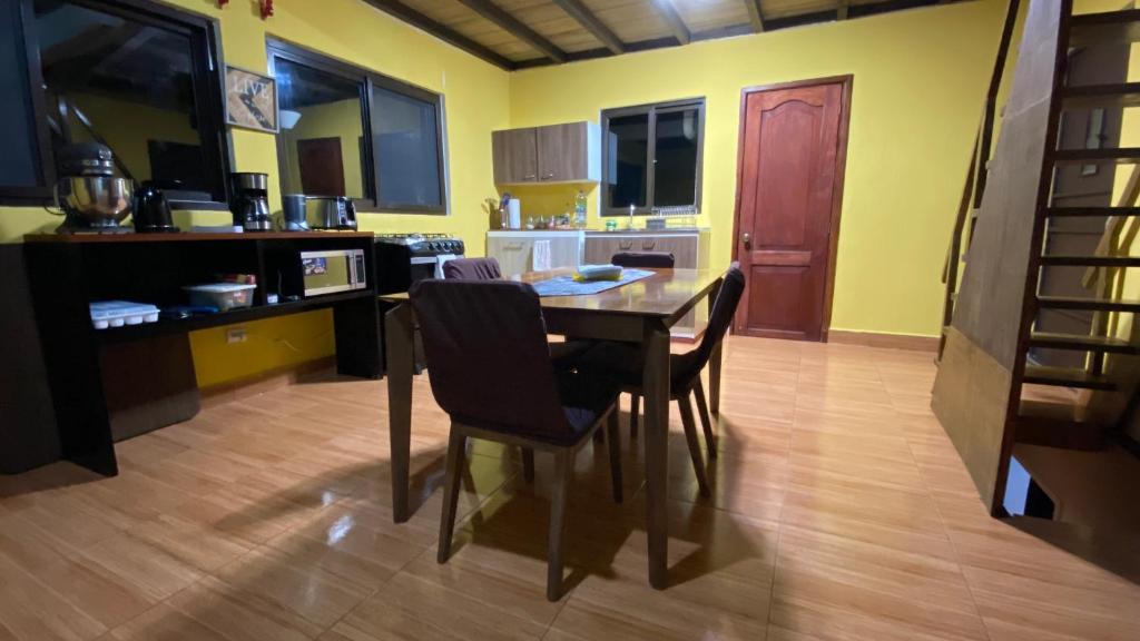Una cocina o zona de cocina en La Casona entre el Bosque