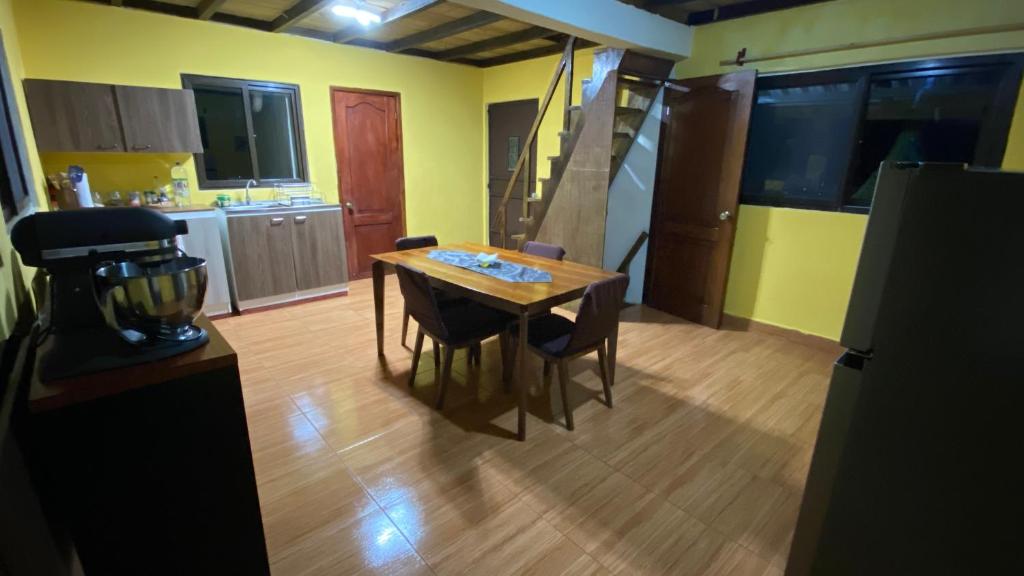 Una cocina o zona de cocina en La Casona entre el Bosque