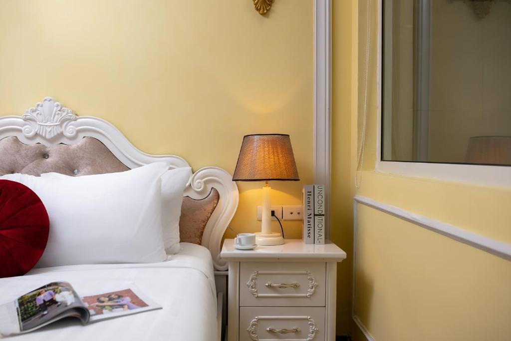 Postel nebo postele na pokoji v ubytování Hanoi Oldtown Boutique Hotel