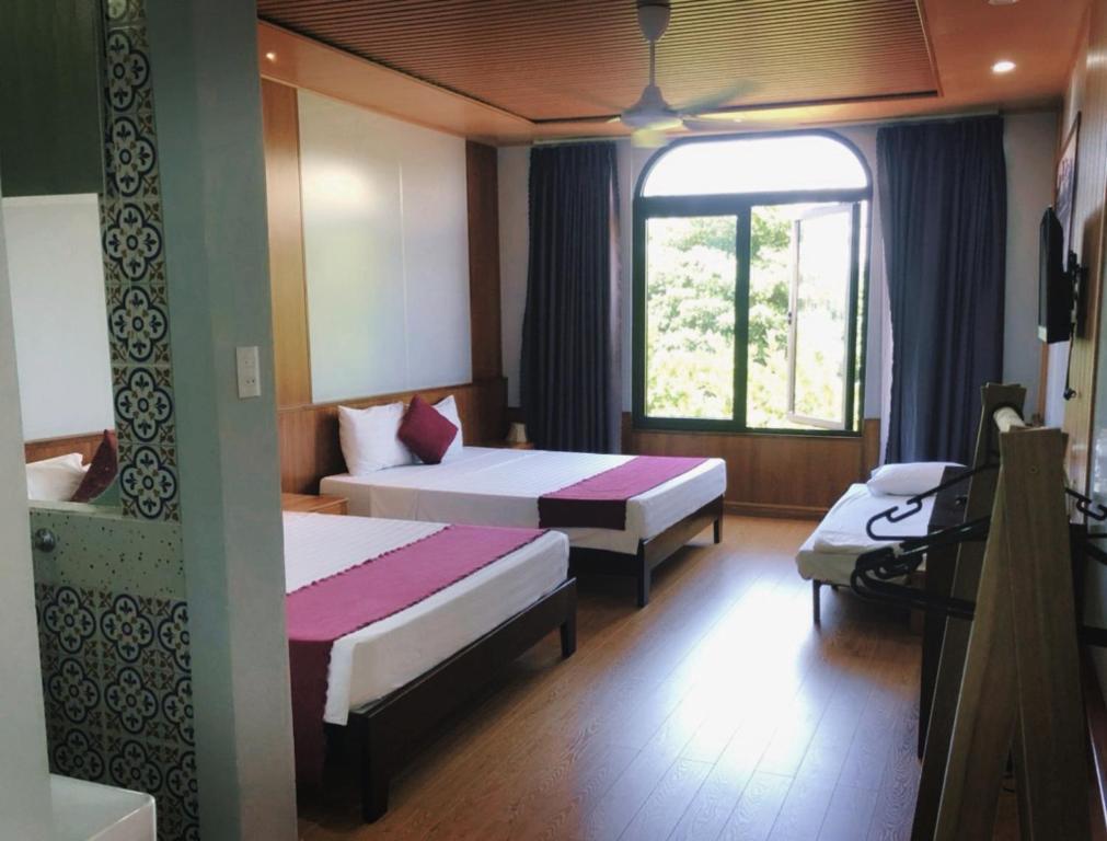 Giường trong phòng chung tại Riverside Plum Garden Villa