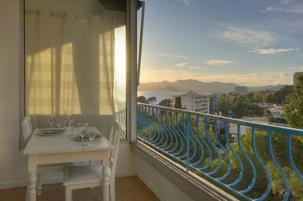 un balcon avec une table et une vue sur l'océan dans l'établissement Immogroom -Studio-Clim-Sea view, à Cannes
