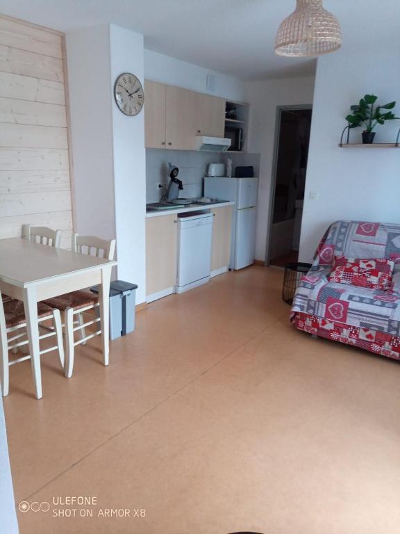 une cuisine et un salon avec une table et un lit dans l'établissement Appartement Les chalets de Puy-St-Vincent 1700, à Puy-Saint-Vincent