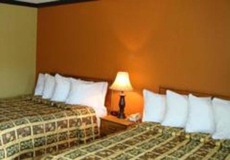 dos camas sentadas una al lado de la otra en una habitación de hotel en Sunset Inn Lake Oroville, en Oroville