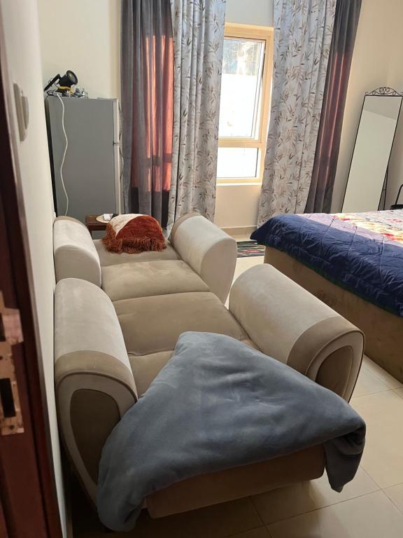 Postel nebo postele na pokoji v ubytování SHJ DXB Sunny Border