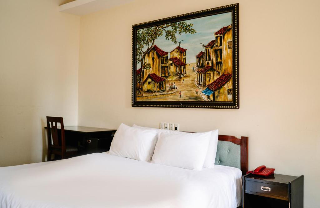 Mercury Hotel & Apartment - Double Room With Balcony