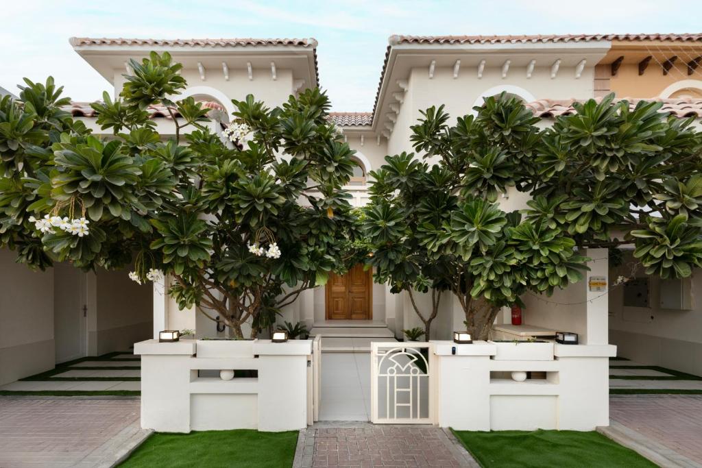 Zahrada ubytování Luxurious Villa 5BHK with Pool BBQ and Full Time Housemaid Assistance - live in