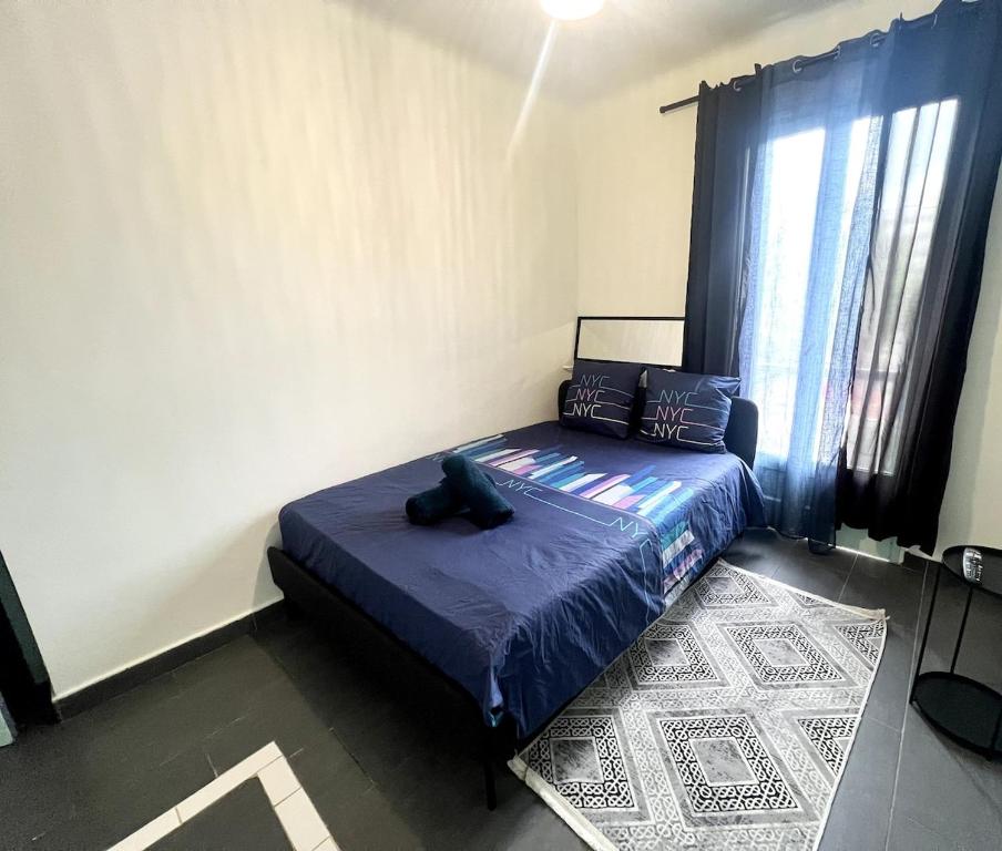 une chambre avec un lit avec une couette bleue dans l'établissement T2, Flachet, Netflix, 2 sdb, à Villeurbanne