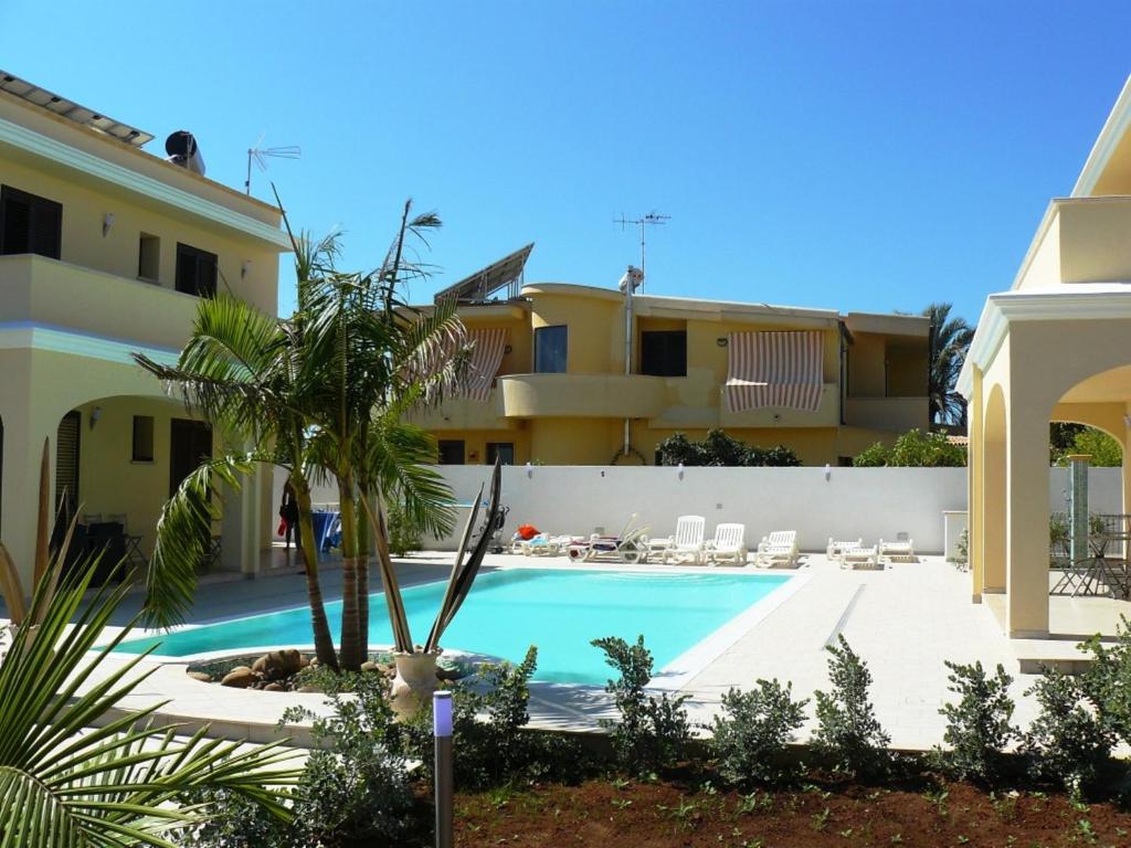 The swimming pool at or close to Oasi Tortuga Residence Piscina e barbecue h24