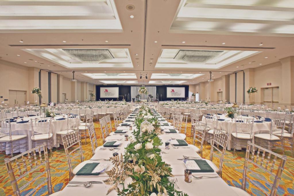 Restaurace v ubytování Niagara Falls Marriott on the Falls