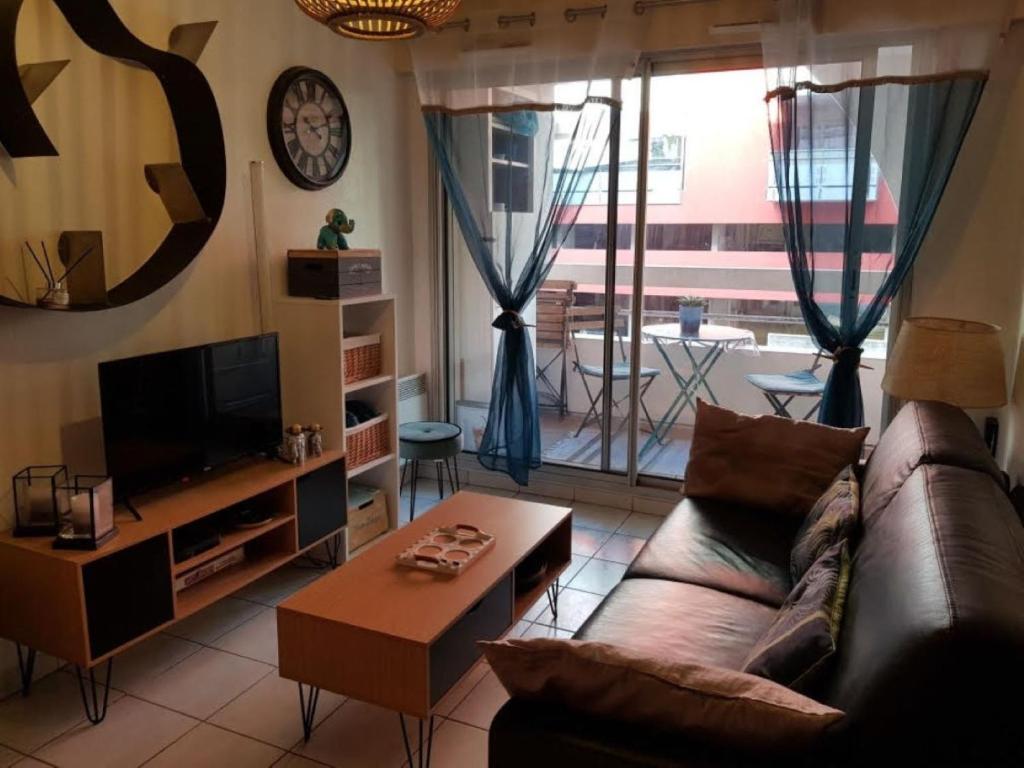 un salon avec un canapé et une table dans l'établissement Le quai de bosc, à Sète