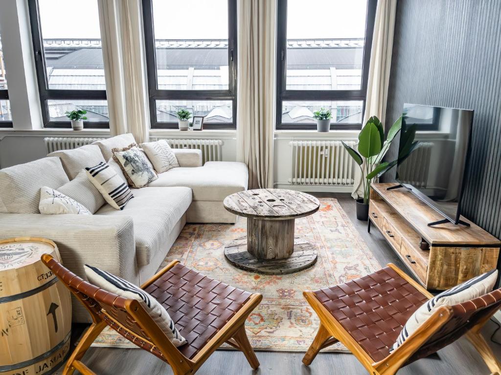 Hotel Casa MiRo Apartments - Hamburg City Center, a living room with a couch and a table at Casa MiRo Apartments - Hamburg City Center in Hamburg