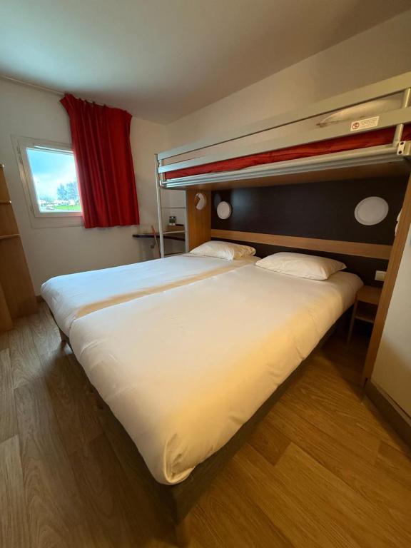 Postel nebo postele na pokoji v ubytování B&B HOTEL Lisieux Parc des Expositions
