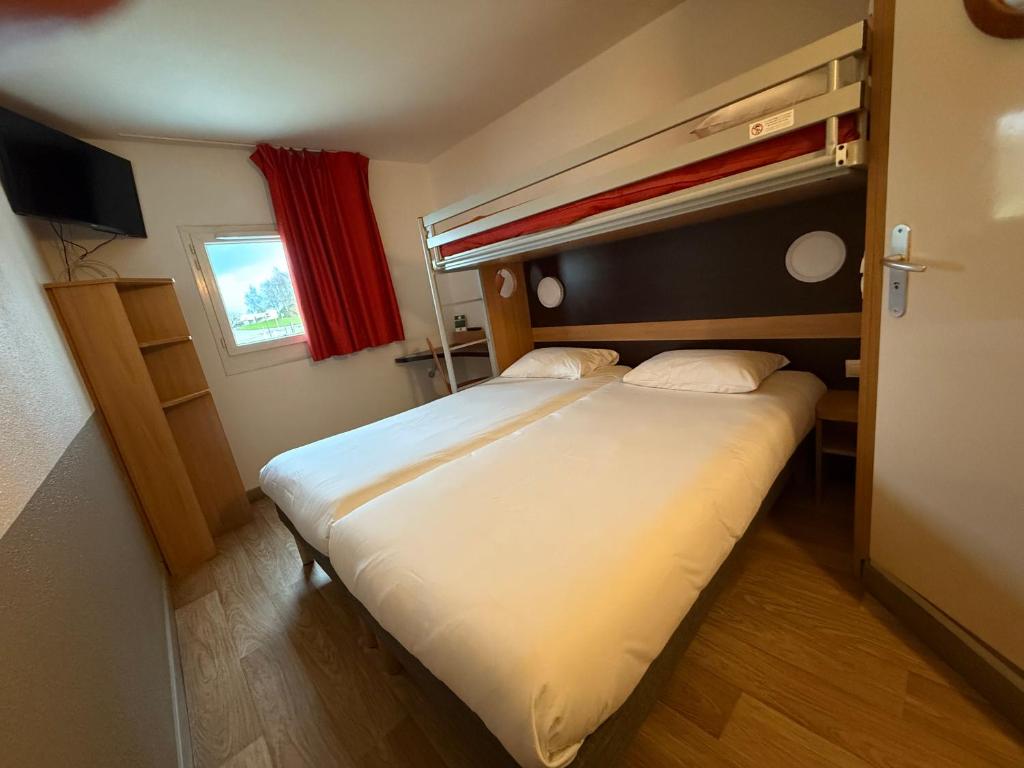 Postel nebo postele na pokoji v ubytování B&B HOTEL Lisieux Parc des Expositions
