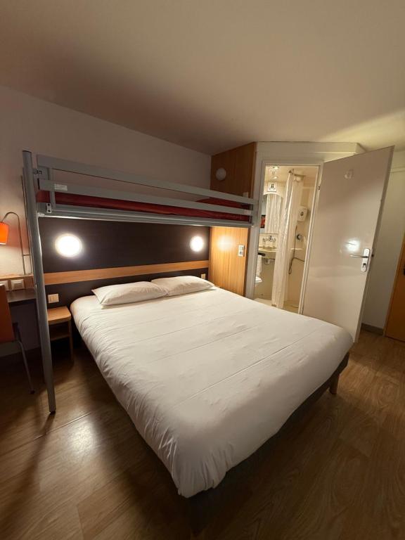 Postel nebo postele na pokoji v ubytování B&B HOTEL Lisieux Parc des Expositions
