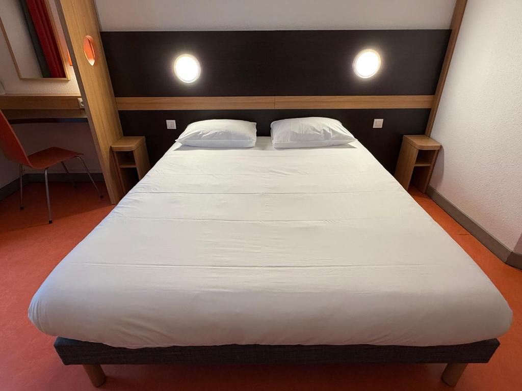 Postel nebo postele na pokoji v ubytování B&B HOTEL Lisieux Parc des Expositions