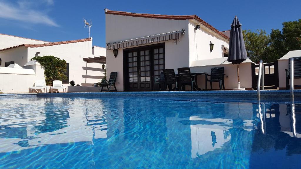 サンミゲル・デ・アボナにあるExclusively located Golf Villa with heated poolのヴィラ(家の前にスイミングプール付)