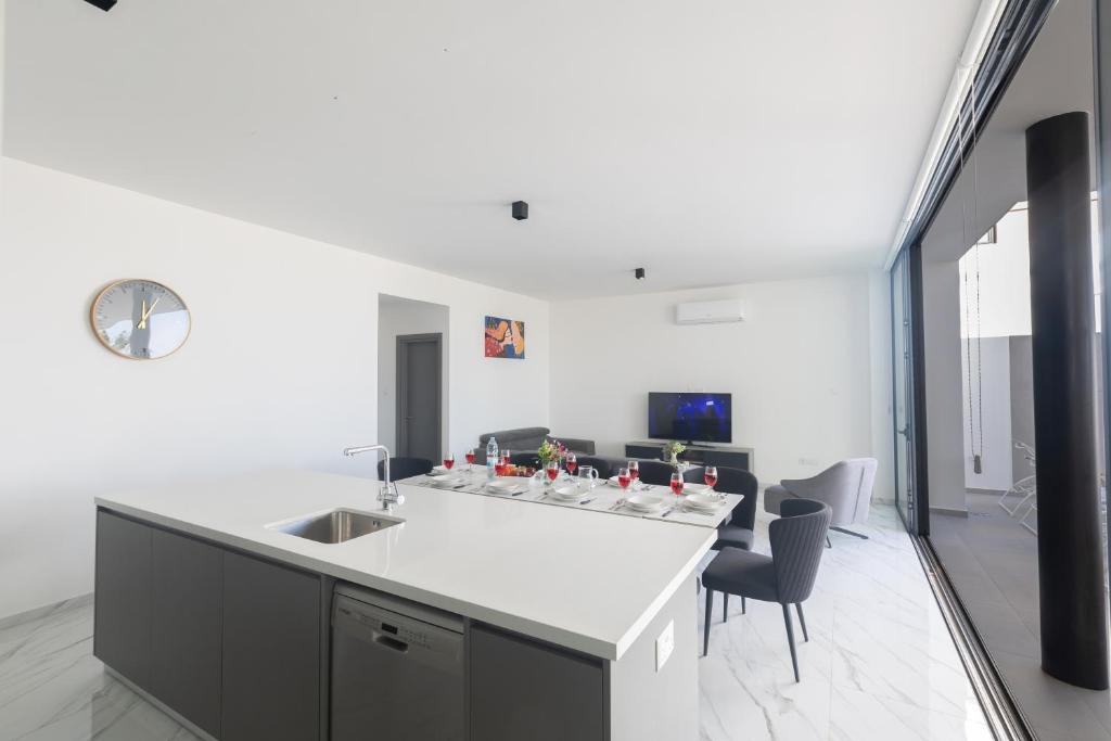 TV a/nebo společenská místnost v ubytování Aqua Pearl Villas