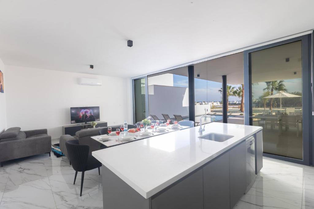 TV a/nebo společenská místnost v ubytování Aqua Pearl Villas