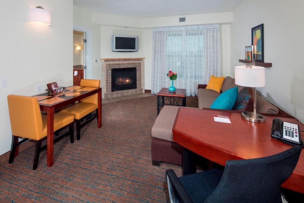 TV a/nebo společenská místnost v ubytování Residence Inn Dover