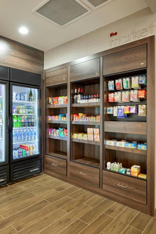 Supermarket nebo jiné obchody v  hotelu nebo okolí