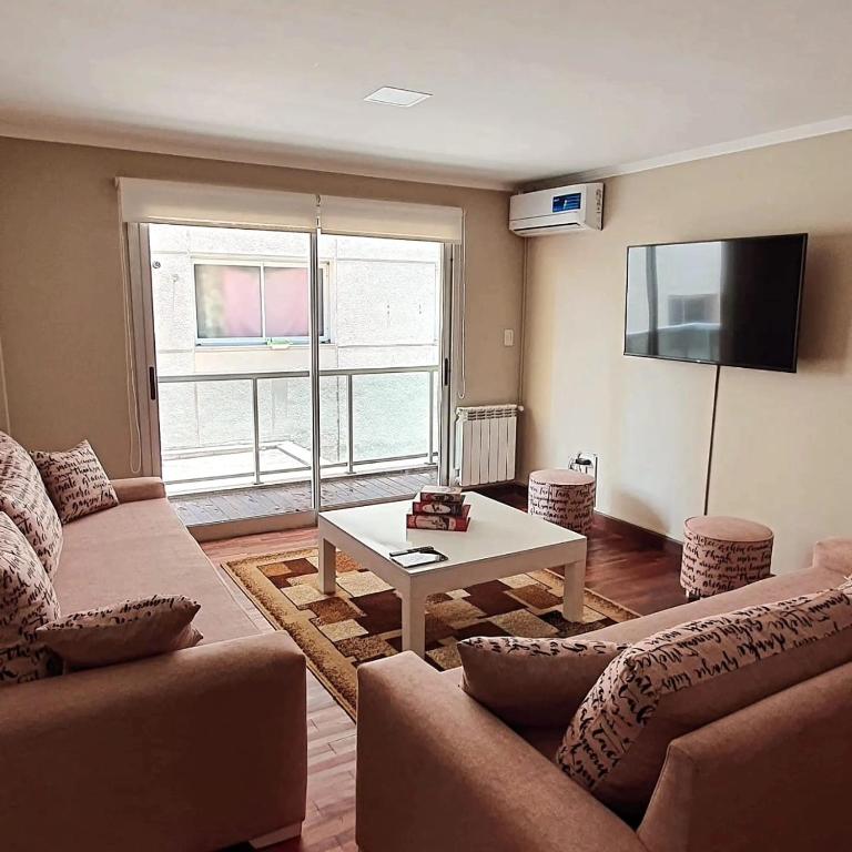a living room with a couch and a table at Departamento Caseros Centro in Salta