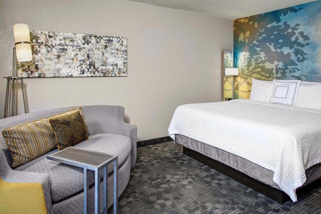 Courtyard by Marriott Cleveland Westlake - King Room With Sofa Bed