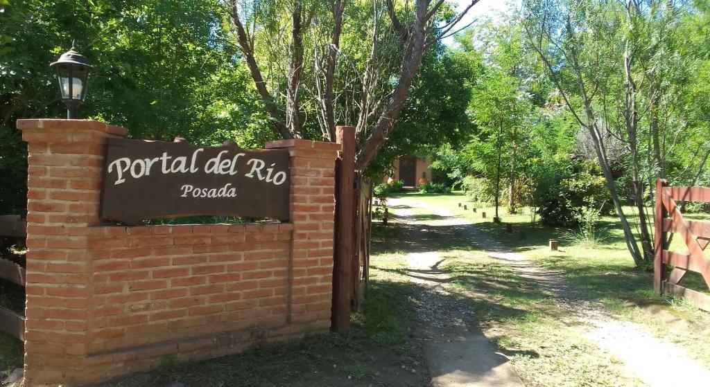 Ein Schild, das ein Portal liest in der Unterkunft Portal del Río Posada in Santa Rosa de Calamuchita