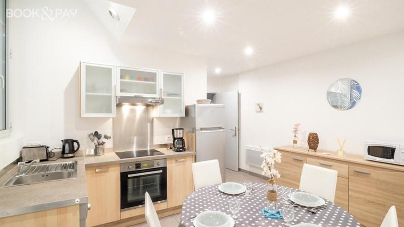 une cuisine avec une table et une salle à manger dans l'établissement Residence du parc, à Luz-Saint-Sauveur