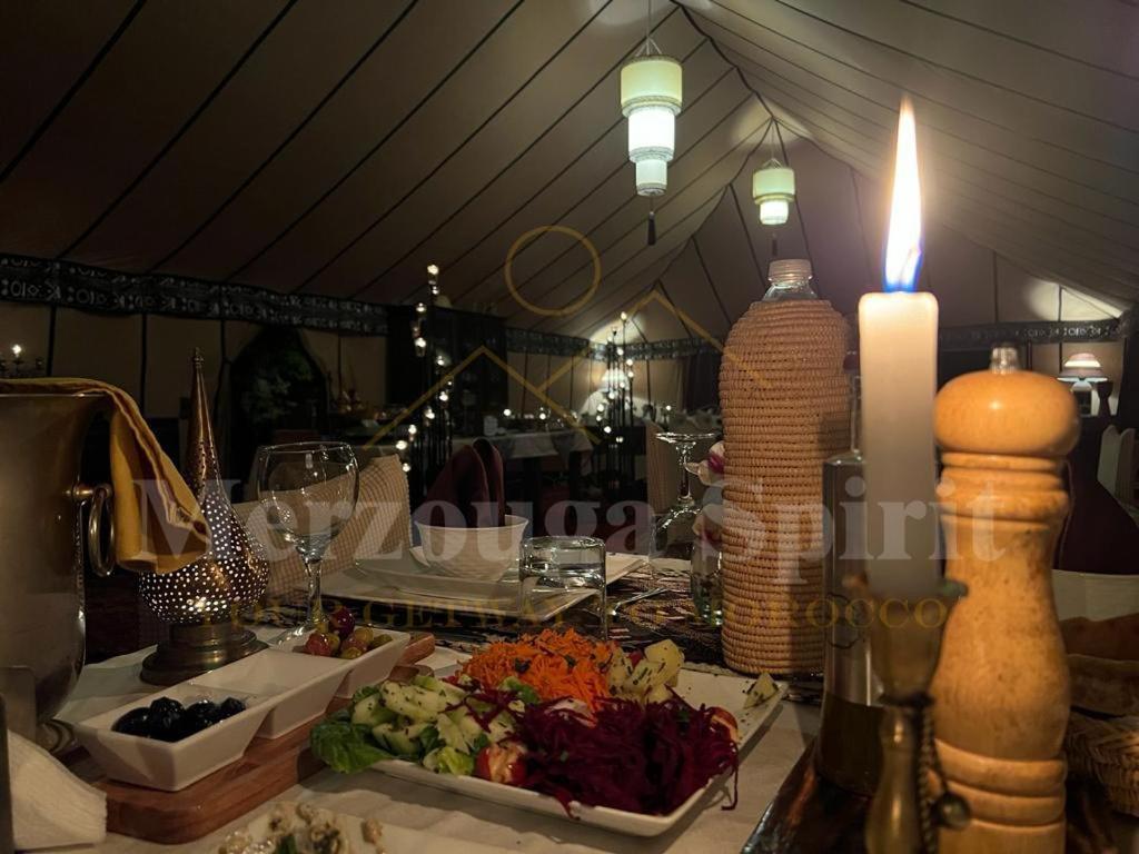 Jídlo v luxury tent nebo okolí