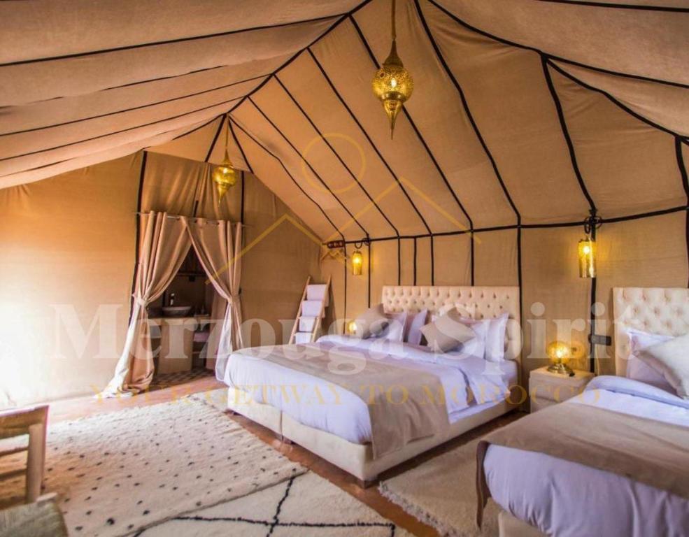 Postel nebo postele na pokoji v ubytování Merzouga Spirit Luxury Camp