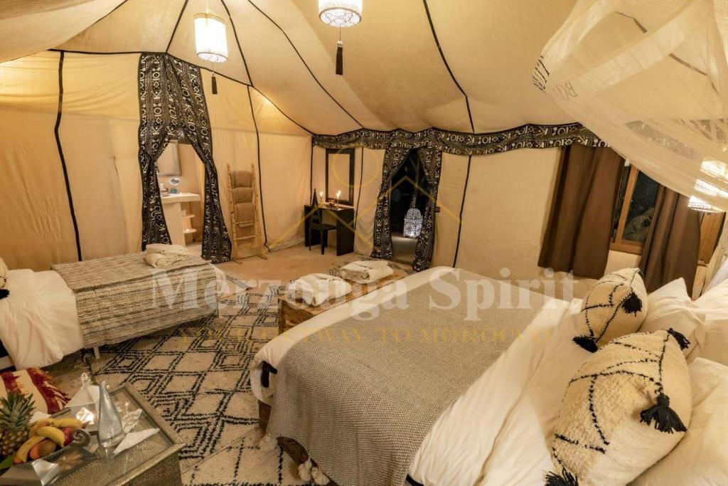 Postel nebo postele na pokoji v ubytování Merzouga Spirit Luxury Camp