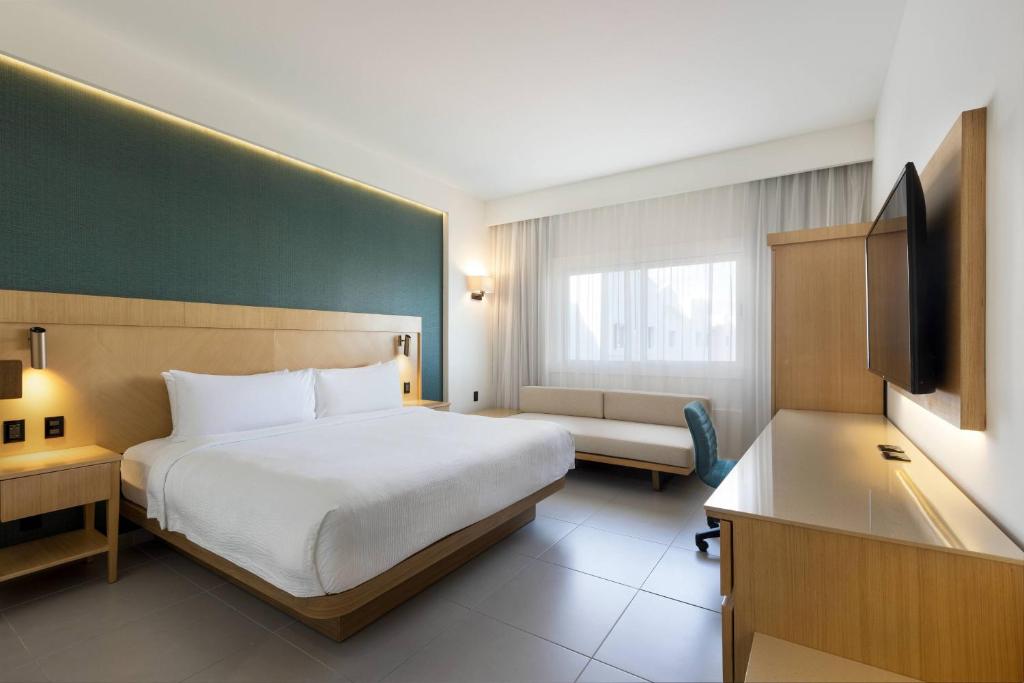 Postel nebo postele na pokoji v ubytování Courtyard by Marriott Cancun Airport