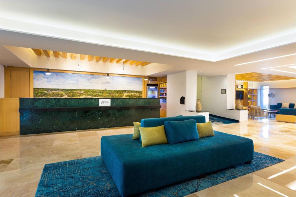 Posezení v ubytování Courtyard by Marriott Cancun Airport
