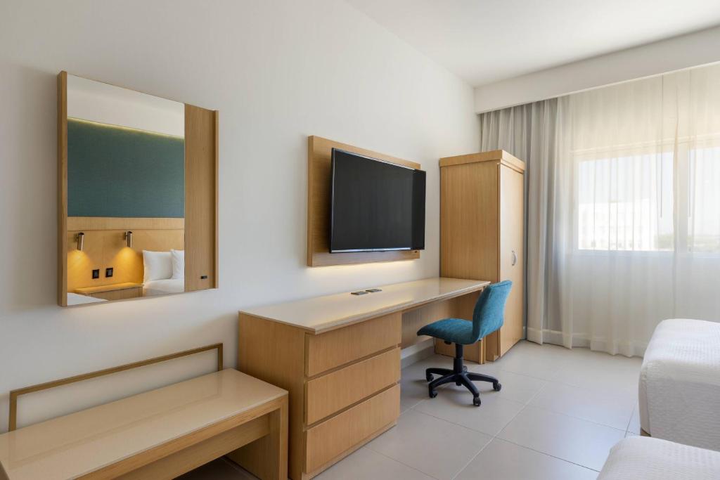 TV a/nebo společenská místnost v ubytování Courtyard by Marriott Cancun Airport