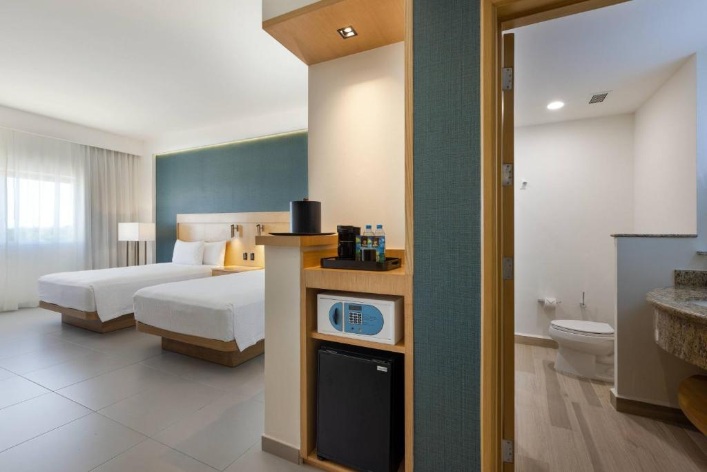 Postel nebo postele na pokoji v ubytování Courtyard by Marriott Cancun Airport