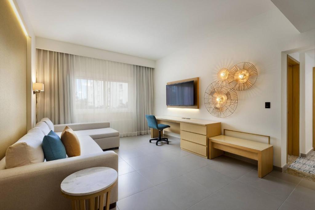 TV a/nebo společenská místnost v ubytování Courtyard by Marriott Cancun Airport