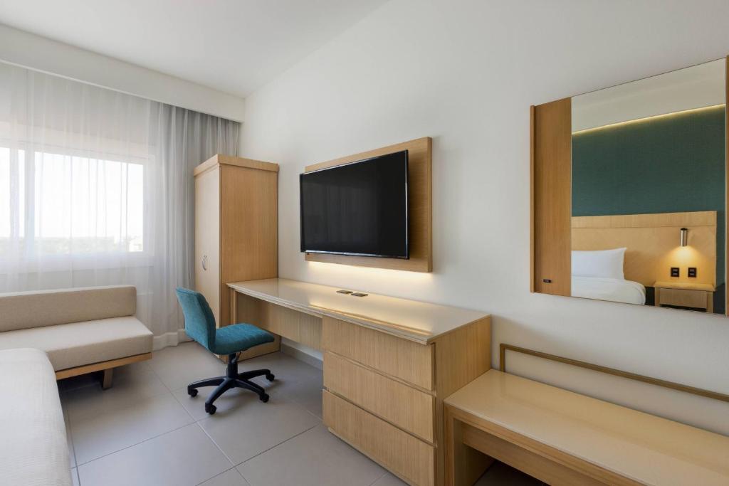 TV a/nebo společenská místnost v ubytování Courtyard by Marriott Cancun Airport