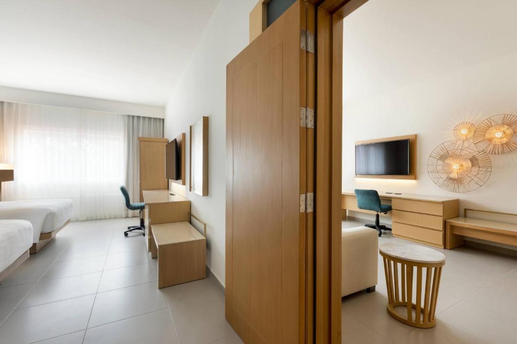 TV a/nebo společenská místnost v ubytování Courtyard by Marriott Cancun Airport