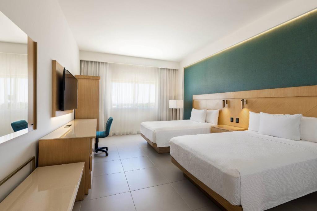 Postel nebo postele na pokoji v ubytování Courtyard by Marriott Cancun Airport
