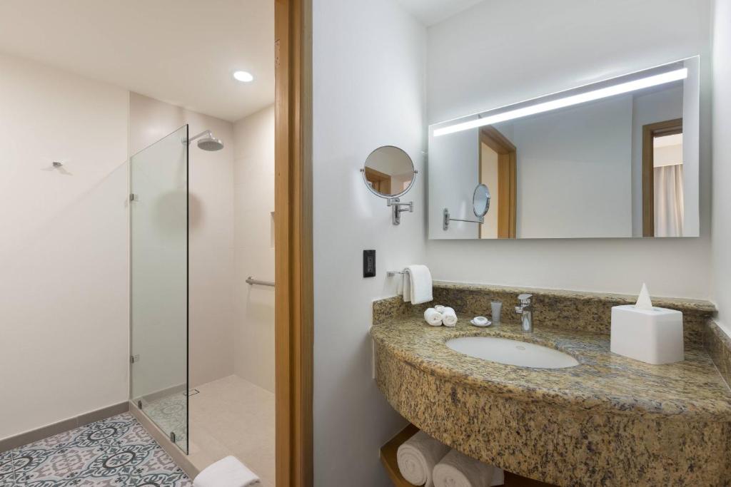 Koupelna v ubytování Courtyard by Marriott Cancun Airport