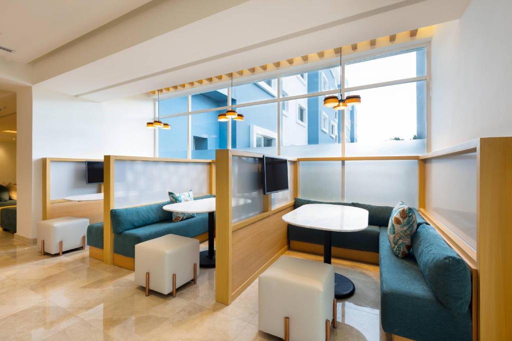 Posezení v ubytování Courtyard by Marriott Cancun Airport